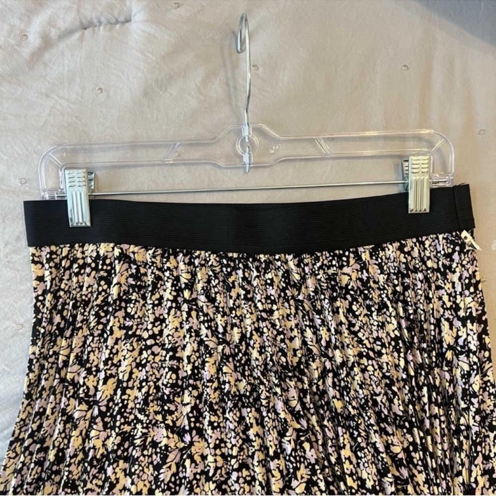 MEDIUM VINCE Vince Camuto Ladies Pleated
Midi Skirt - Picture 7 of 9